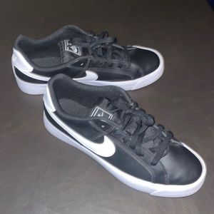 Nike women’s size 11 court sneaker